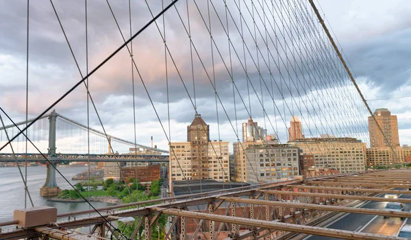 Verkehr Der Abenddämmerung Auf Der Brooklyn Brücke Mit Brooklyn Gebäuden — Stockfoto