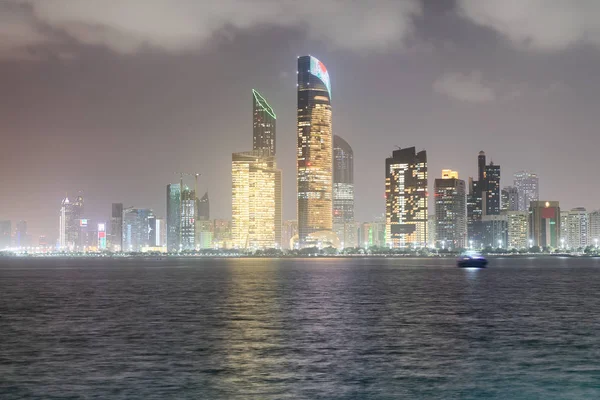 Reflet Des Bâtiments Corniche Road Nuit Marina Abu Dhabi — Photo