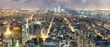 New York City bölgesindeki gece. Manhattan ışıkları, ABD havadan görünümü.