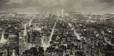 Siyah ve beyaz, ABD New York şehrinin gece manzarası.