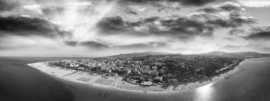 Havadan görünümü güzel sahil Calabria, İtalya.