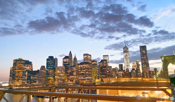 夜のブルックリン橋から見たダウンタウン マンハッタン — ストック写真