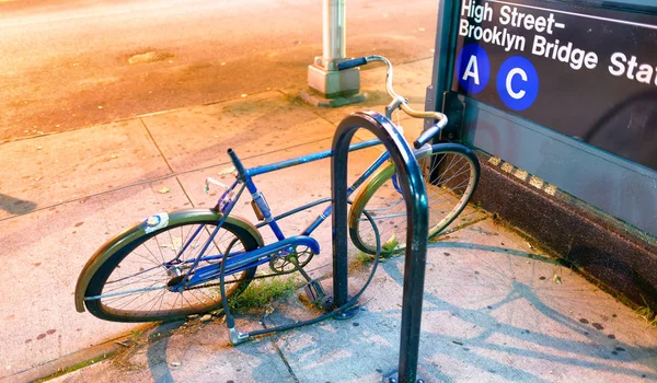 Bicicleta Abandonada Por Noche Calle Nueva York — Foto de Stock