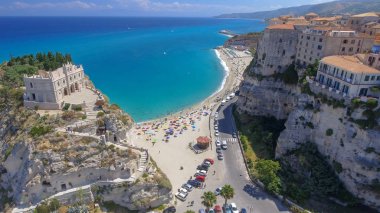 Hava panoramik Tropea kıyı şeridi ve plajlar yaz, Calabria - İtalya.