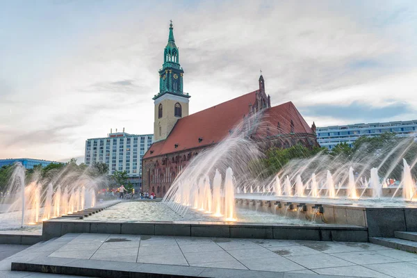柏林日落时的圣玛丽教堂和亚历山大广场喷泉 — 图库照片