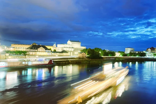 Elba Nehri Boyunca Dresden Eski Binaların Gece Görünümü — Stok fotoğraf