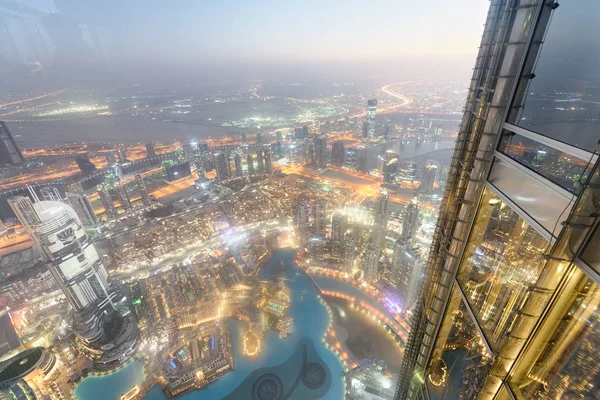 市中心的鸟瞰迪拜在晚上 — 图库照片