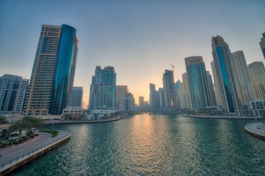 Dubai, Birleşik Arap Emirlikleri - 5 Aralık 2016: Dubai Marina manzarası, gece. Şehir her yıl 30 milyon turist çeken.