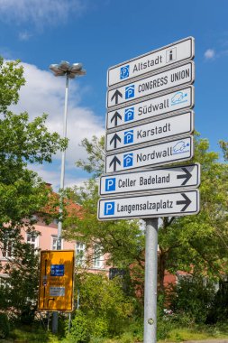 Celle, Almanya - 18 Temmuz 2016: Şehir merkezinde yol işaretleri. Celle Saksonya ünlü bir cazibe olduğunu.