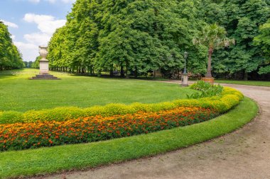 Panoramik Pillnitz kale bahçeleri yaz sezonu, Almanya.