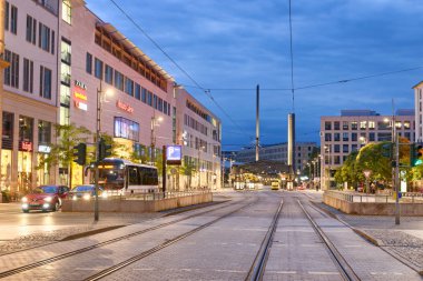 Dresden, Almanya - 14 Temmuz 2016: Gece şehrin sokaklarında bir bakış. Dresden her yıl 5 milyon turist çeken.