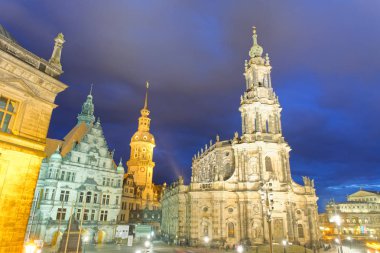 Schlossplatz Dresden simge yapılar gece, Almanya.