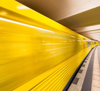 Sarı metro treninin bir şehir istasyonu hızlandırmak. İş ve ulaşım kavramı.