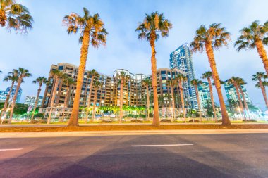 San Diego - 30 Temmuz 2017: Şehrin sokaklarında gece yaz sezonu. San Diego California önemli bir cazibe vardır.