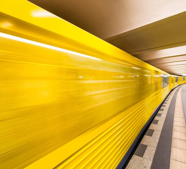 Ein Gelber Bahn Zug Rast Auf Eine Stadtstation Geschäfts Und — Stockfoto