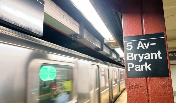 New York City - 8 Haziran 2013: Fifth Avenue Metro İstasyonu'na metro treni ile. Şehrin 400'den fazla istasyonları işletim vardır.