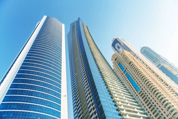 Dubai - 5 Aralık 2016: Dubai Yat Limanı manzarası gün batımında sokak görünümü. Şehir her yıl 30 milyon turist çeken.