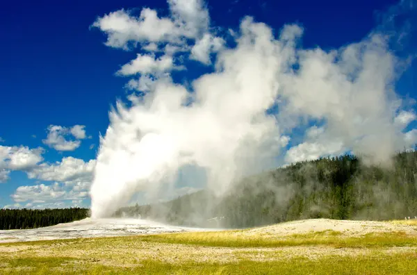 Slavný Starý Věrný Gejzíry Yellowstonského Národního Parku — Stock fotografie