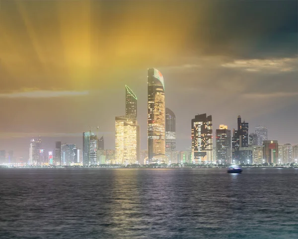 Refleksje Corniche Road Budynków Nocy Jak Widać Marina Abu Dhabi — Zdjęcie stockowe