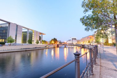 Berlin, Almanya - 24 Temmuz 2016: Bundestag binalar Spree Nehri ile gece. Berlin 20 milyon insan her yıl çekiyor.