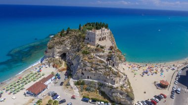 Hava panoramik Tropea kıyı şeridi ve plajlar yaz, Calabria - İtalya.