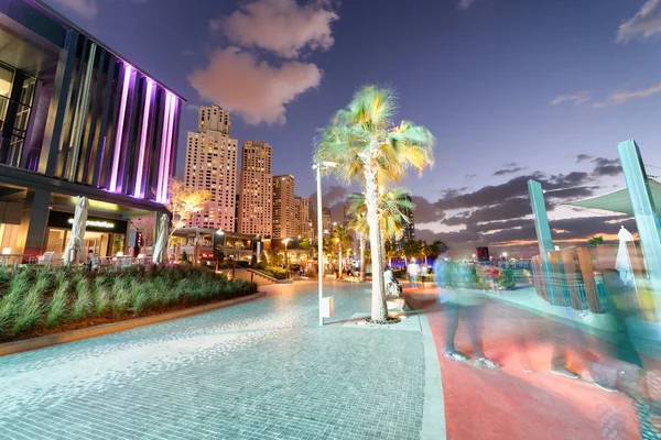 夜の遊歩道から見た ドバイ アラブ首長国連邦 2016 ドバイ マリーナのスカイライン 都市は毎年 3000 万の観光客を引き付ける — ストック写真