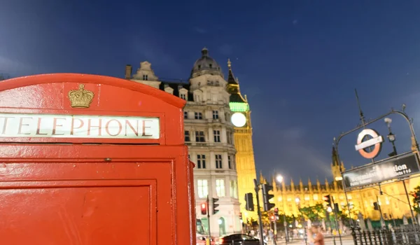 Rød Offentlig Telefonkiosk London Natten Nær Westminster Storbritannia – stockfoto