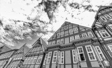 Celle, Almanya. Güneşli bir şehir merkezinde renkli binalar.