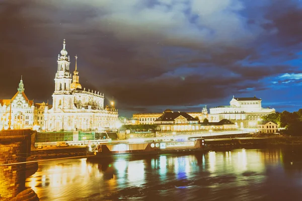Elba Nehri Boyunca Dresden Eski Binaların Gece Görünümü — Stok fotoğraf