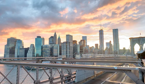 布鲁克林大桥黄昏的交通 — 图库照片