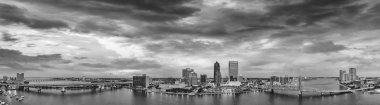 Şaşırtıcı siyah beyaz hava panoramik Jacksonville alacakaranlıkta, Florida.