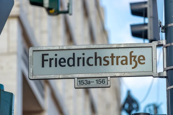 弗里德里希街标志在柏林 这是一个著名的购物街 — 图库照片