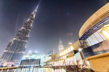 Dubai - 4 Aralık 2016: Downtown Dubai Burj Dubai gökdelen geceleri. Burası dünyanın en yüksek binası.