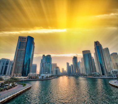 Dubai marinası geceleri gökyüzü.