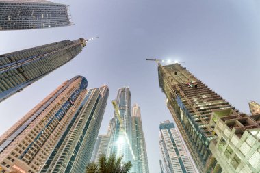 Dubai - 5 Aralık 2016: Dubai Marina manzarası geceleri güzel manzarasına. Şehir her yıl 30 milyon turist çeken.
