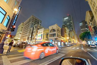 San Francisco - 3 Ağustos 2017: Şehir sokakları ve trafik geceleri. San Francisco 15 milyon kişi her yıl çekiyor.