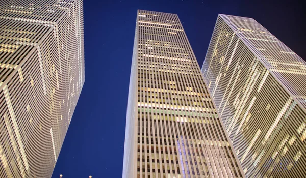 Ουρανοξύστες Νυχτερινή Θέα Από Δρόμο Μανχάταν — Φωτογραφία Αρχείου