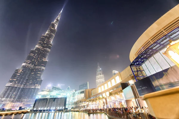 Dubai - 4 Aralık 2016: Downtown Dubai Burj Dubai gökdelen geceleri. Burası dünyanın en yüksek binası.