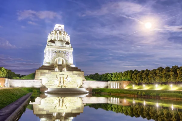 Slag Bij Naties Monument Met Lake Nachts Leipzig Duitsland — Stockfoto