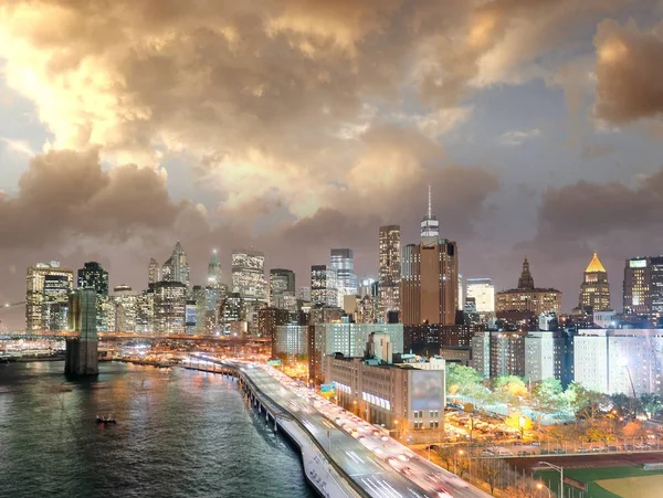 Brooklyn Köprüsü Gün Batımında New York Downtown Manhattan — Stok fotoğraf