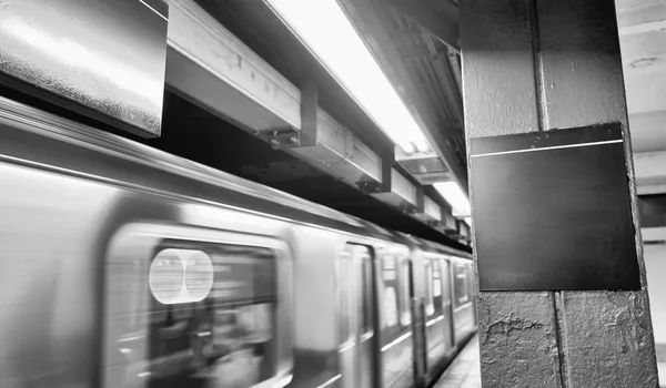 Інтер'єр станції метро з найближчі поїзд, Нью-Йорк — стокове фото