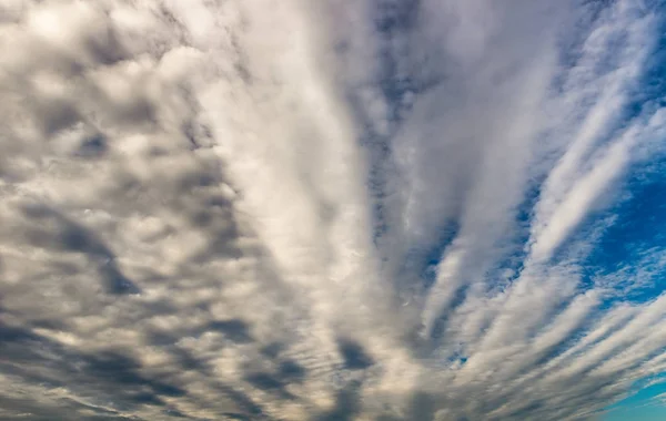 Nubes Estratificadas Cielo Azul —  Fotos de Stock