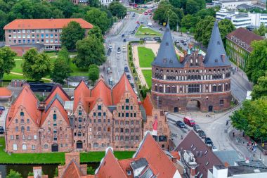 Havadan görünümü güzel Lubeck Skyline, Almanya.