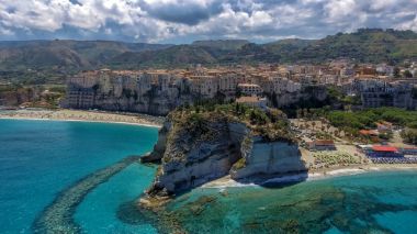 Hava panoramik Tropea kıyı şeridi ve plajlar yaz, Calabria - İtalya.