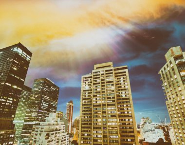 New York City bölgesindeki gece. Manhattan ışıkları, ABD havadan görünümü.