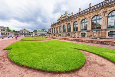Dresden, Almanya - 15 Temmuz 2016: Turist Zwinger Palace ziyaret edin. Konumu, daha önce Dresden kalenin parçası..