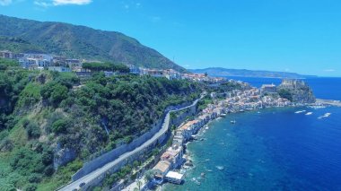 Hava panoramik Scilla kıyı şeridi ve plajlar yaz, Calabria - İtalya.