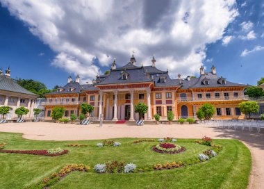 Panoramik Pillnitz kale ve bahçelerde yaz sezonu, Almanya.