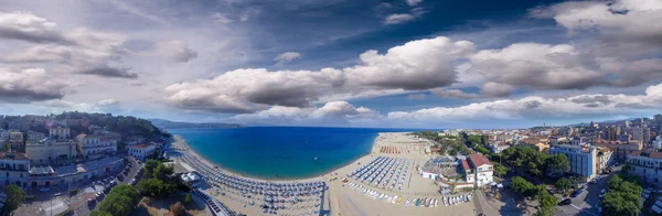 ソヴェラート海岸線と夏 カラブリア イタリアのビーチのパノラマ空撮 — ストック写真