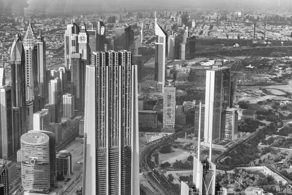 Gün batımında Downtown Dubai havadan görünümü.